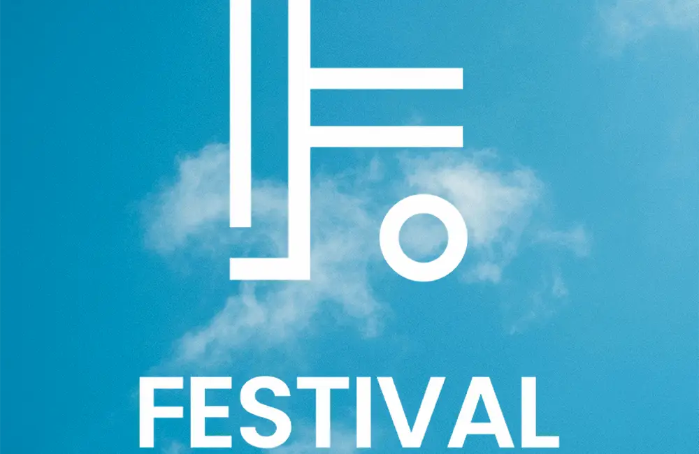 Logo Festival de la Fiction sur fond de ciel bleu